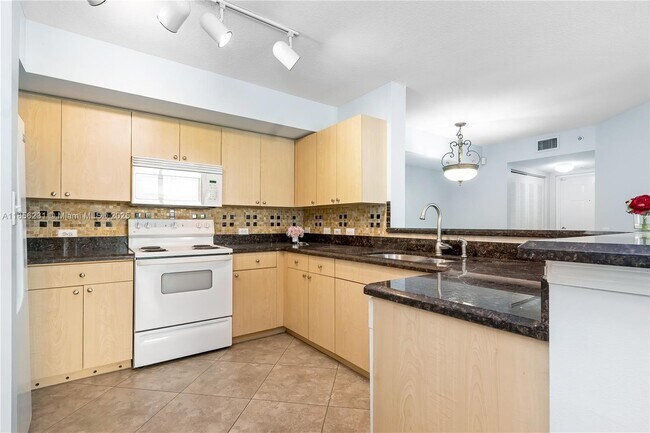 Building Photo - 1308 Villa Cir