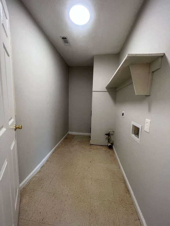 Building Photo - 8135-8135 Carlton Trail NW