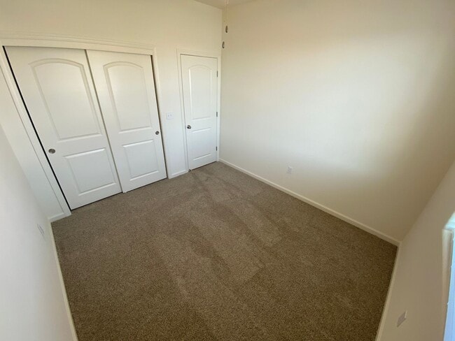Building Photo - Gorgeous NEWER home between Tulare and Vis...