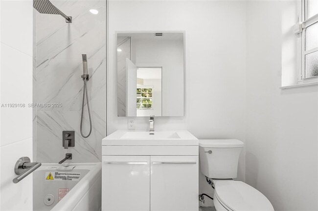 Building Photo - 345 Fairway Dr