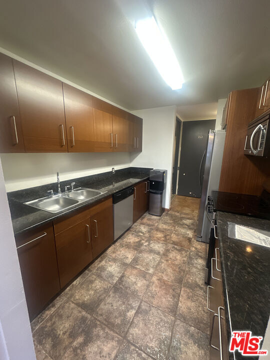 Building Photo - 100 S Doheny Dr