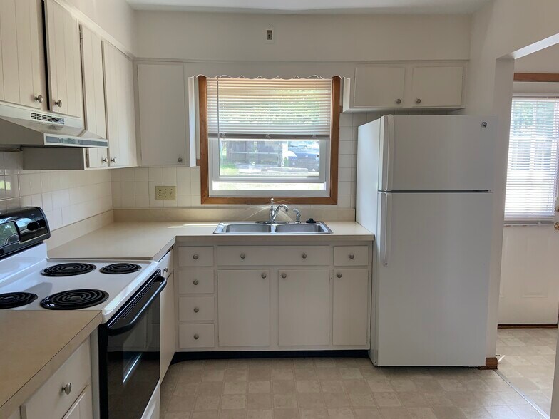 Kitchen - 4158 Woodbine Ter