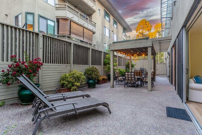 Building Photo - 3200 6th Ave