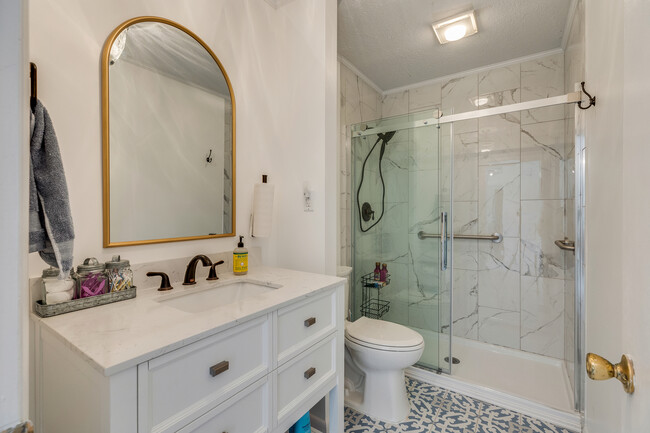 Main Bathroom shared between 2 downstairs bedrooms - 21392 Lakeshore Dr