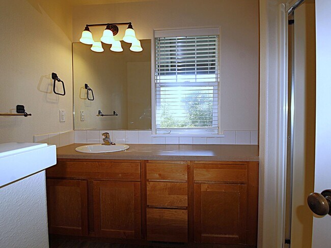 Building Photo - Charming 3-Bedroom Home in NE Bend – Close...