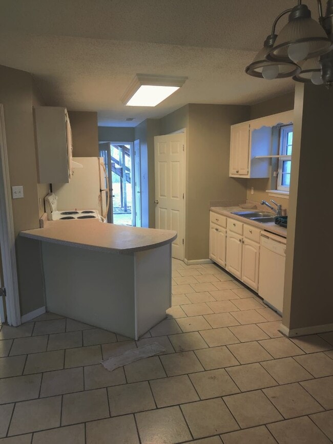 Building Photo - 105 Gym Cir