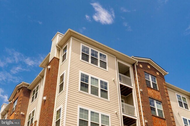 Building Photo - 3160 John Glenn St