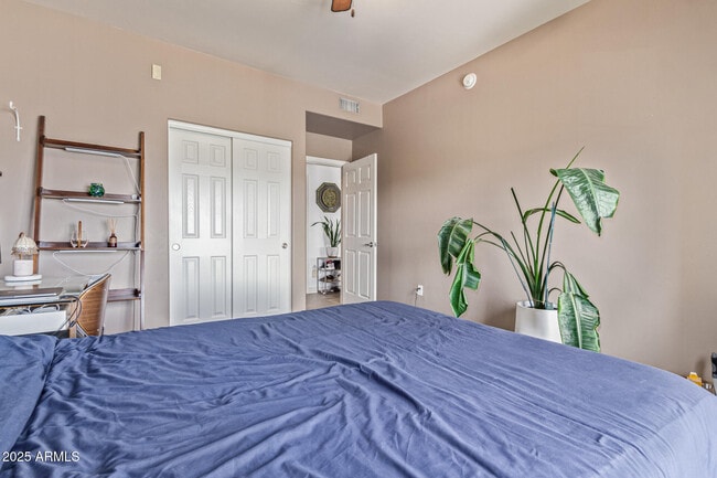 Building Photo - 5450 E Deer Valley Dr