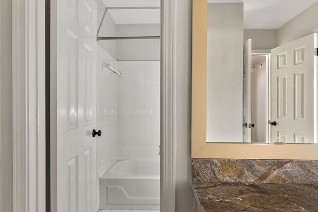 Building Photo - Beautiful 4 Bed 2.5 Bath Available Now!