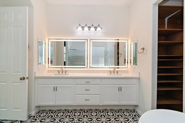 Primary Bathroom - 69457 Turnberry Ct