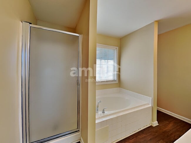 Building Photo - 1319 Vine Cir