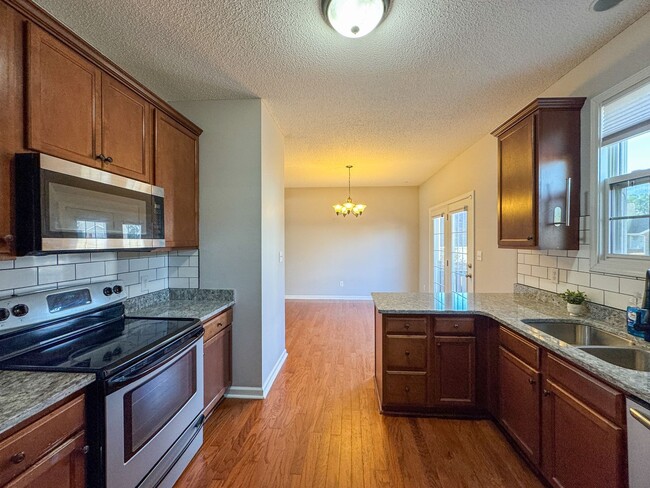 Building Photo - Beautiful 4 Bed 2.5 Bath Home with Fenced Backyard