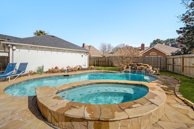 Building Photo - 5007 Cambridge St