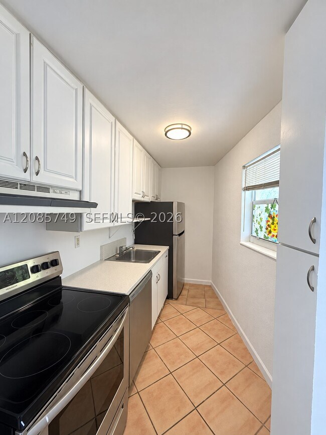 Building Photo - 520 NE 38th St