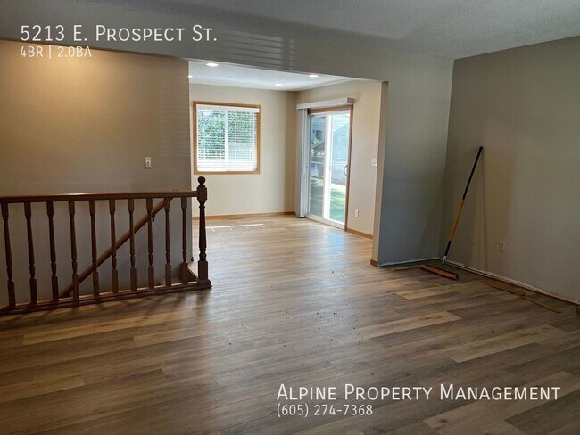 Building Photo - Newly Renovated 4 Bed/2 Bath East Side Ran...