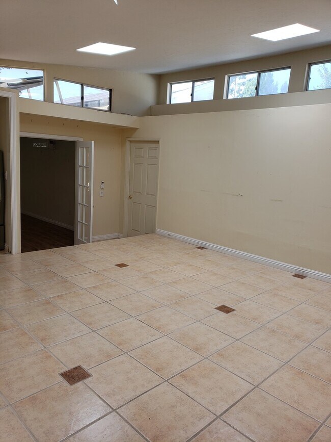 Building Photo - 3870
