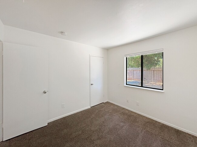 Building Photo - Spacious 4-Bedroom Retreat in the Heart of...