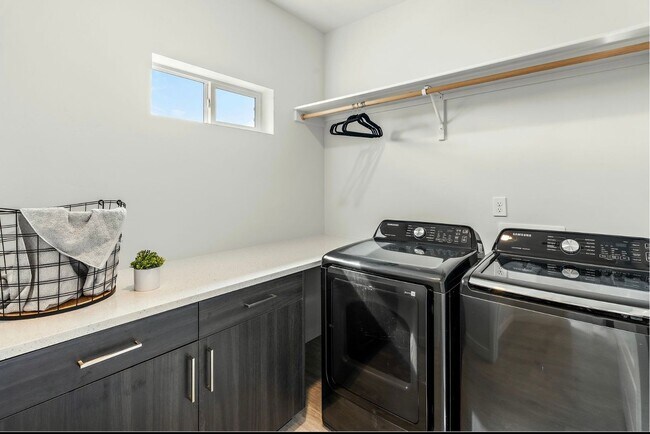 Building Photo - Boise 3 Bed 2.5 Bath 2 Car Garage Town available 3/6/26