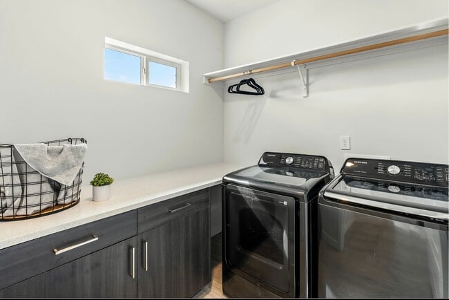 Building Photo - Boise 3 Bed 2.5 Bath 2 Car Garage Townhome AVAILABLE NOW!  $500 RENT CREDIT AT MOVE IN!