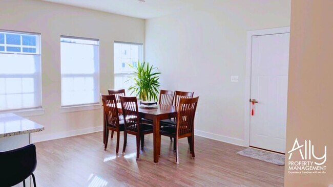 Building Photo - 3272 Village Park Ave