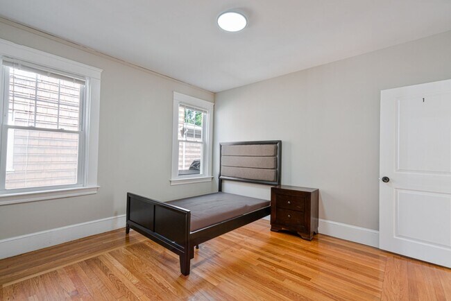 Building Photo - 4 Bed Gorgeous Unit Near PC / Elmhurst (Available 6/1/2026)