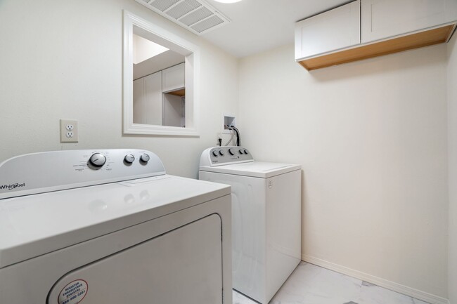 Building Photo - San Pedro Square - West Campus / Shoal Cre...
