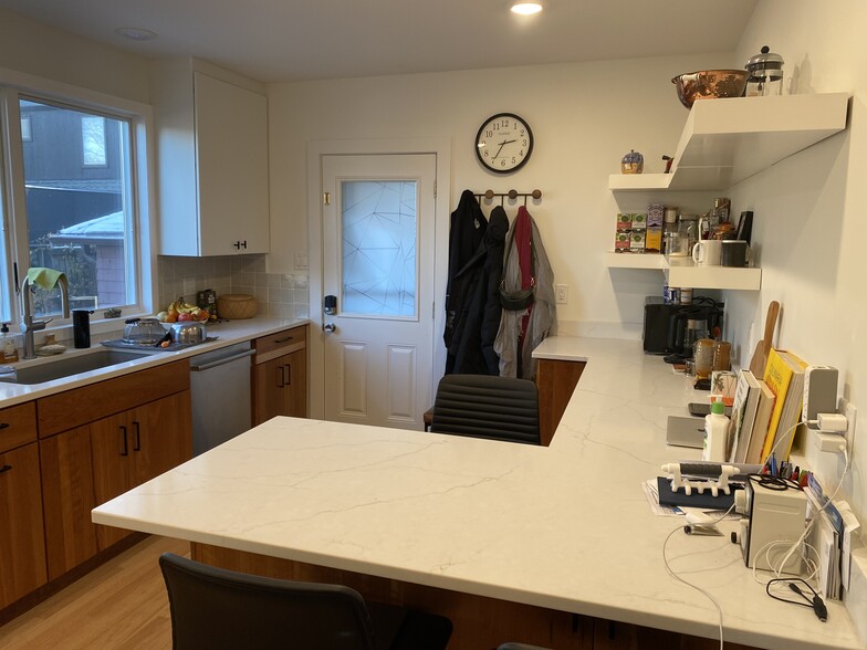 Eat-in Kitchen - 1108 S Busey Ave