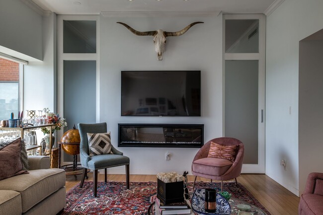 Building Photo - Gorgeous 9th Floor 1/1.5 Condo For Rent!