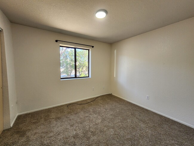 Building Photo - 1109 S Ocotillo Dr