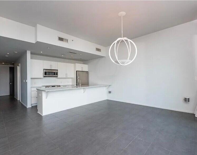 Building Photo - 300 E 3rd St