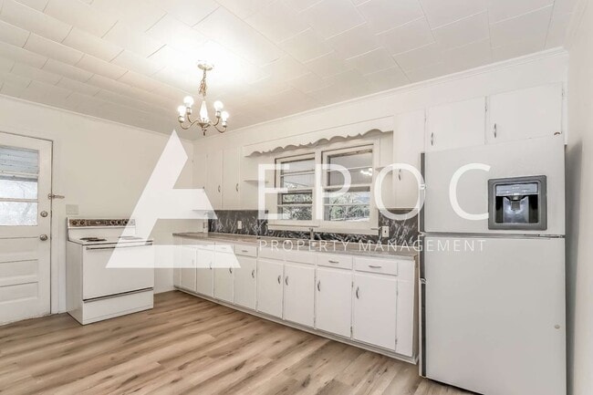 Building Photo - 507 Cox Ave