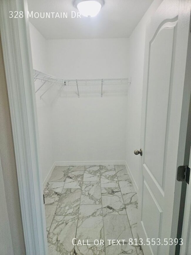 Building Photo - 328 Mountain Dr