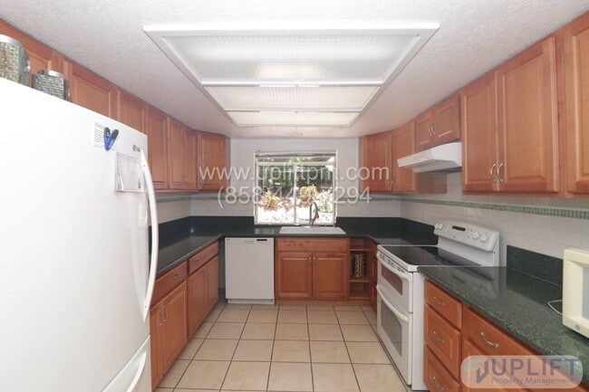 Building Photo - 3 Bedroom 2 Bathroom in Country Estates