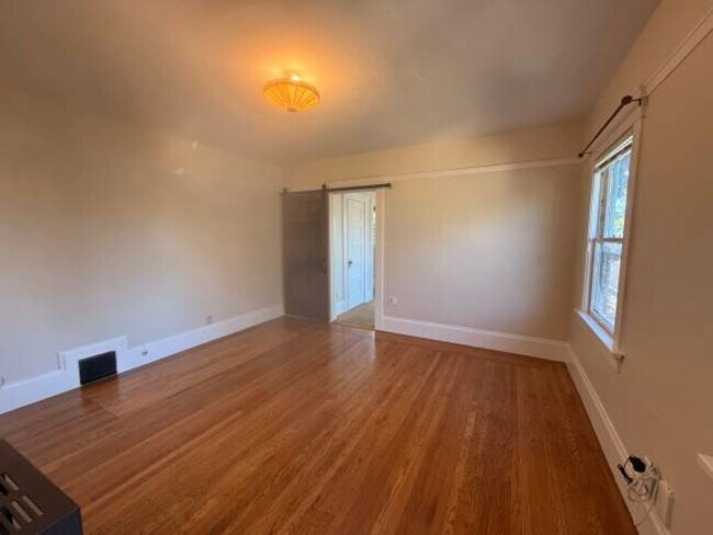 Building Photo - Great location and is just off the main St...