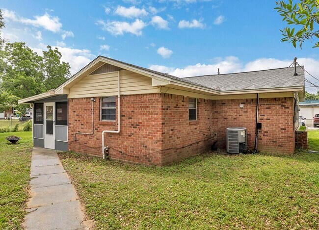 Building Photo - 460 School Ave