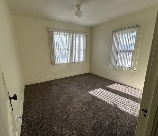 Building Photo - 18 8th Ave NW