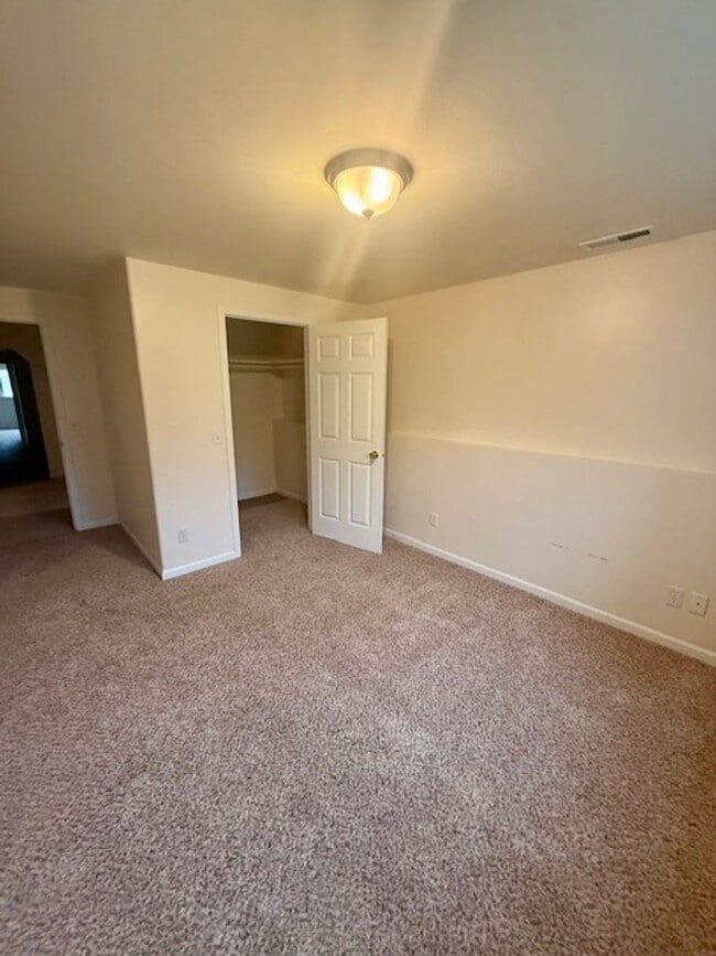 Building Photo - Spacious 4 Bed / 3 Bath Duplex on 1 Acre –...