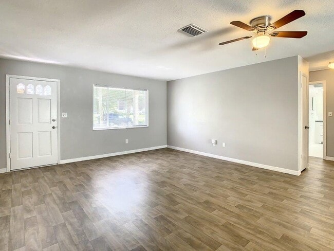 Building Photo - Beautiful 2/2 ~1000Sq. Ft. with NEW floors...