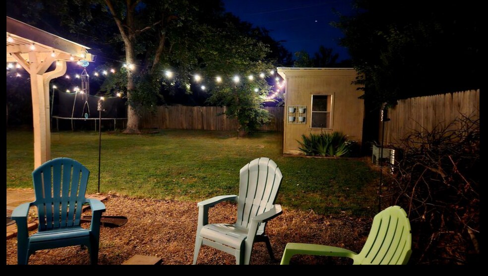 Building Photo - 1615 Camelot Dr