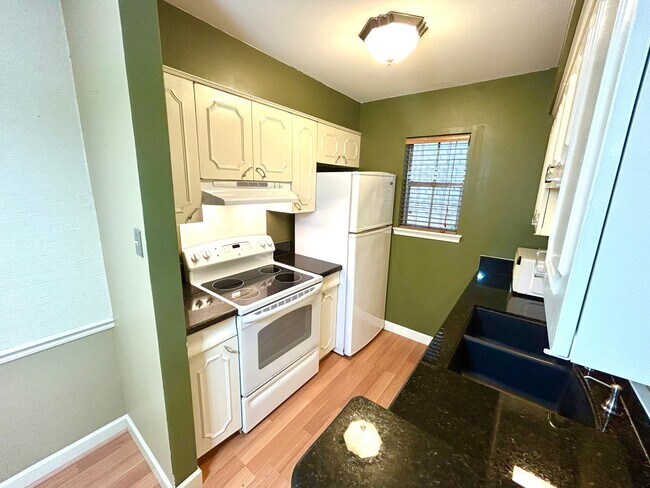 Building Photo - MOVE IN SPECIAL Upstairs Condo with Premium Amenities & Hardwood Floors!
