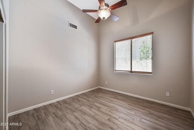Building Photo - 6937 E Paradise Ln