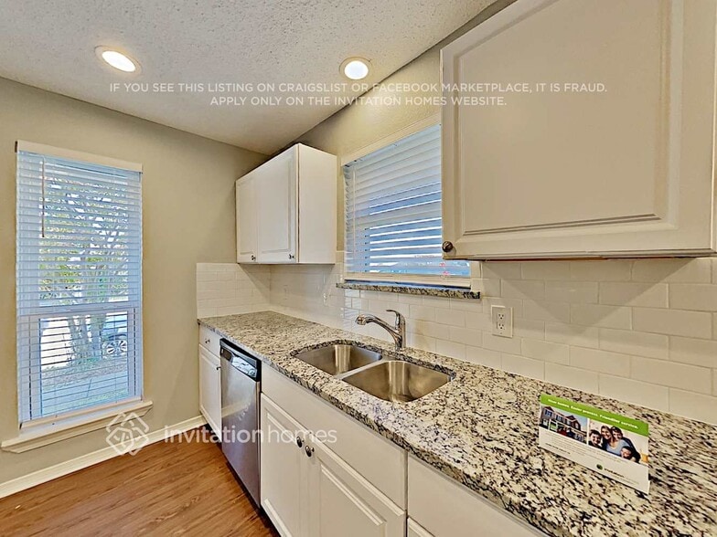 Building Photo - 2206 Cedarcrest Dr