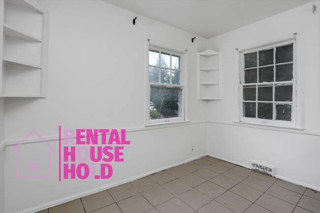 Building Photo - Summer Special~ 3 BEDROOM 1 BATH BUNGALOW ...