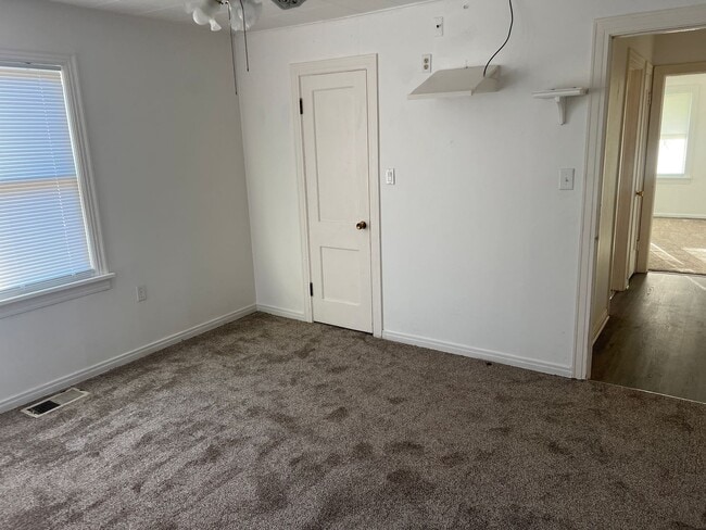 Building Photo - a charming 3 Bed 2 Bath House