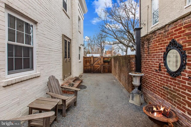 Building Photo - 810 Queen St