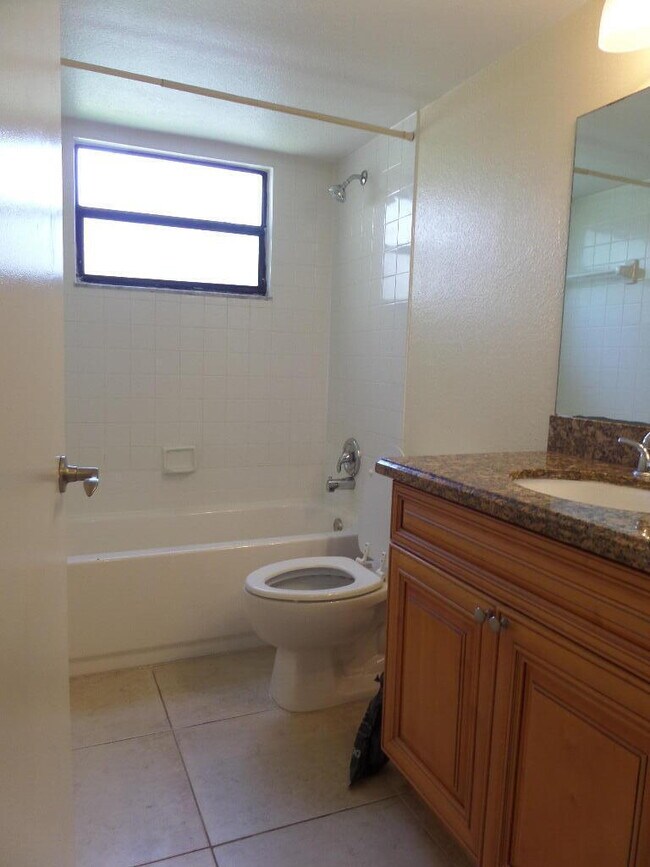Building Photo - 1524 Lake Crystal Dr