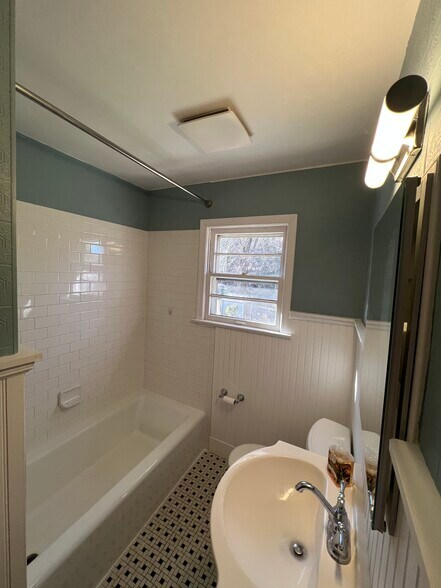 Building Photo - 140 Cree Dr