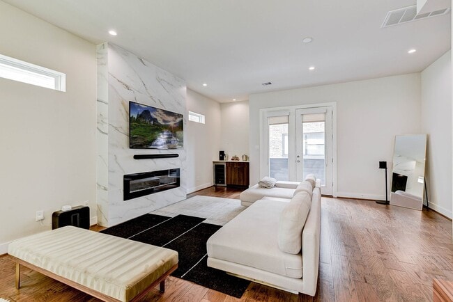 Building Photo - 5857 Dolores St