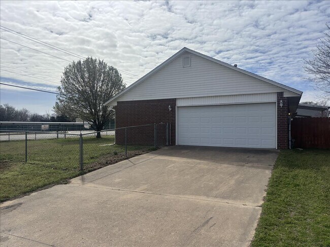 Building Photo - 2310 S Hickory St