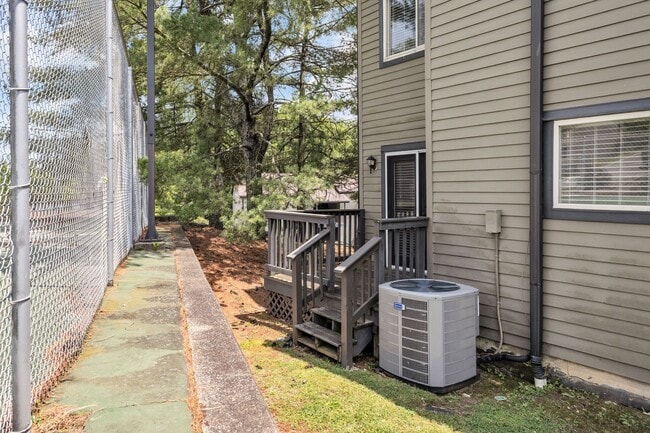 Building Photo - Beautiful Green Hills Townhome With Garage